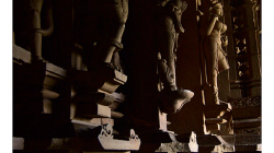 Khajuraho - chrámový komplex - interiéry chrámů jsou téměř totožné