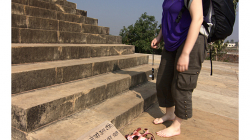 Khajuraho - chrámový komplex - do chrámů se chodí bosy