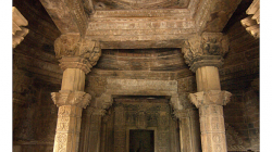 Khajuraho - chrámový komplex - interiéry chrámů jsou téměř totožné