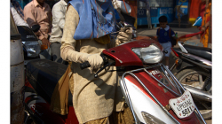 Varanasí - cesta městem - i někteří místní snášejí prach a pach špatně