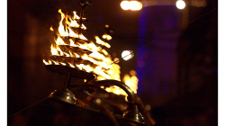 Varanasí - večerní obřad - spousta dýmu, hudby, ohně a energie
