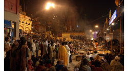 Varanasí - večerní obřad - spousta dýmu, hudby, ohně a energie
