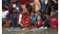 Varanasí - ranní očistná koupel v řece