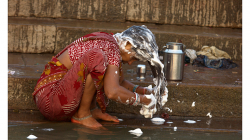 Varanasí - ranní očistná koupel v řece