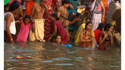 Varanasí - ranní očistná koupel v řece - svíčky už plavou