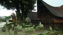 Batacký skanzen, v domech se stále bydlí / Batak museum, people still living inside houses