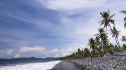 Surataya, pláž s černým lávovým pískem / Surataya - black sand beach