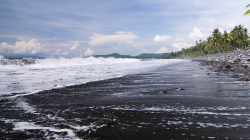 Surataya, pláž s černým lávovým pískem / Surataya - black sand beach