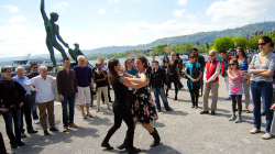 Lekce tance na břehu jezera / Dance lesson on the lake side